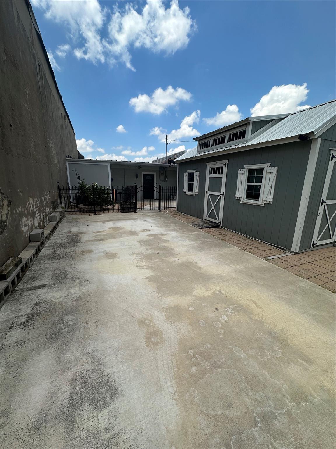 8 W Mesquite Ave, Rogers, TX 76569