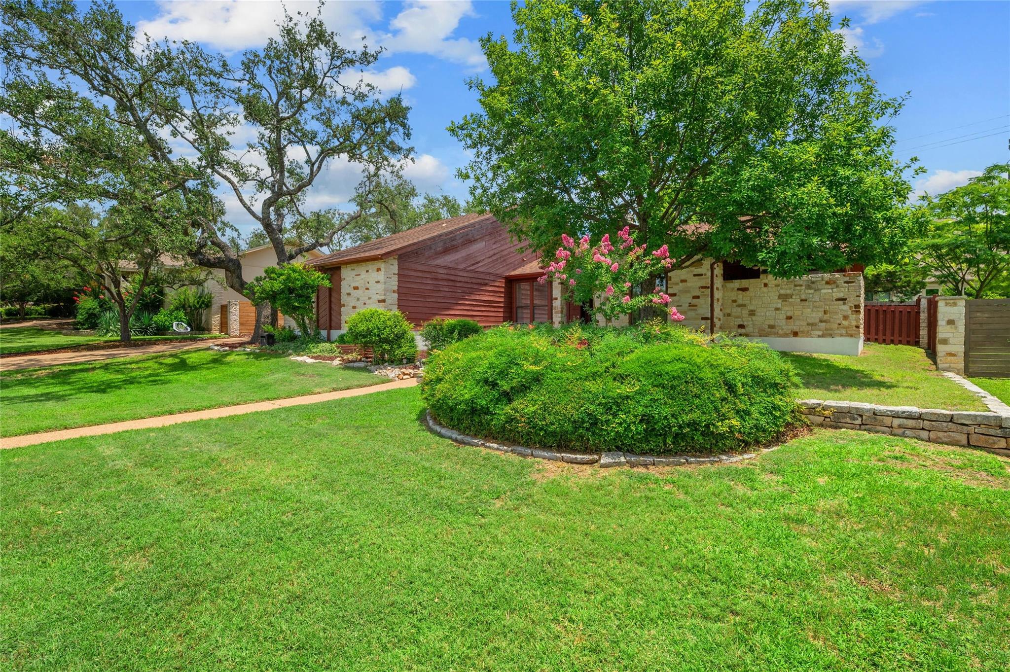 104 Carefree CIR, Lakeway, TX 78734