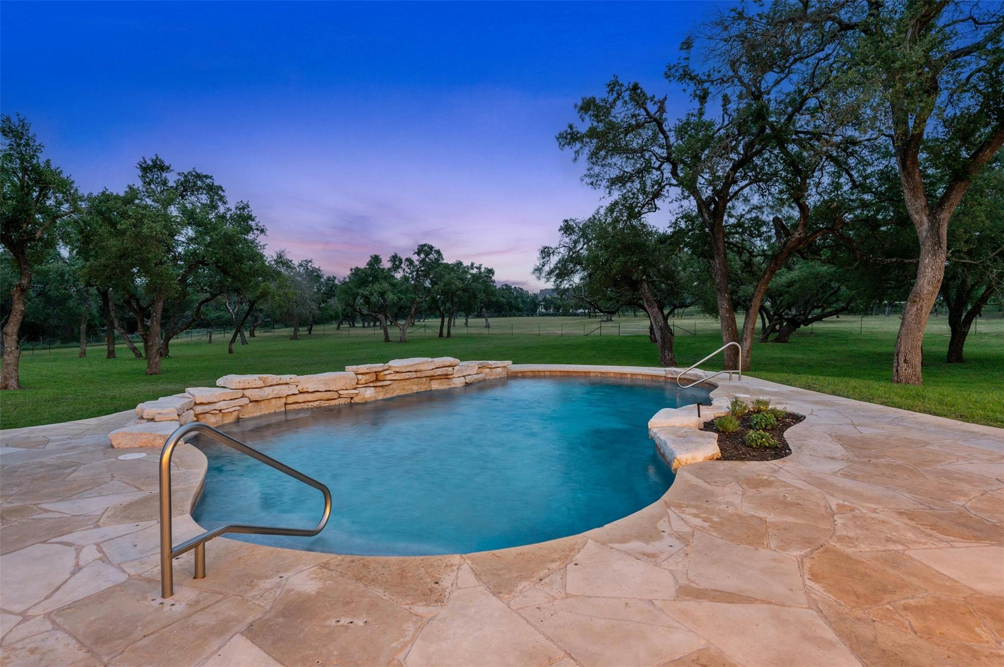 333 Stallion LN, Dripping Springs, TX 78620
