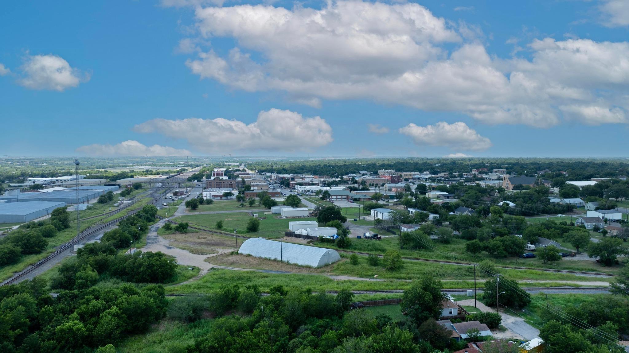 107 N Robinson ST, Taylor, TX 76574
