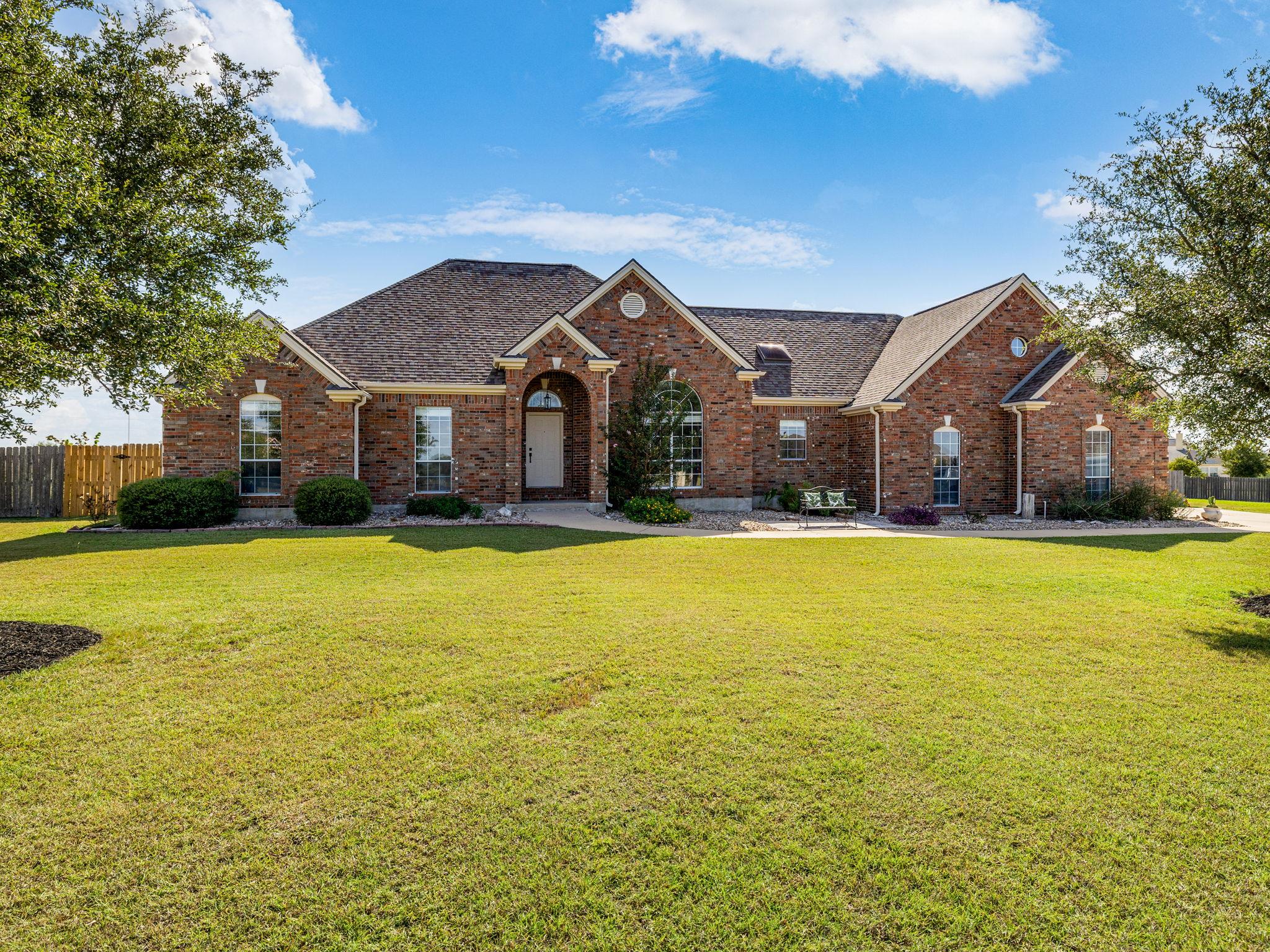 155 Comanche CIR, Hutto, TX 78634