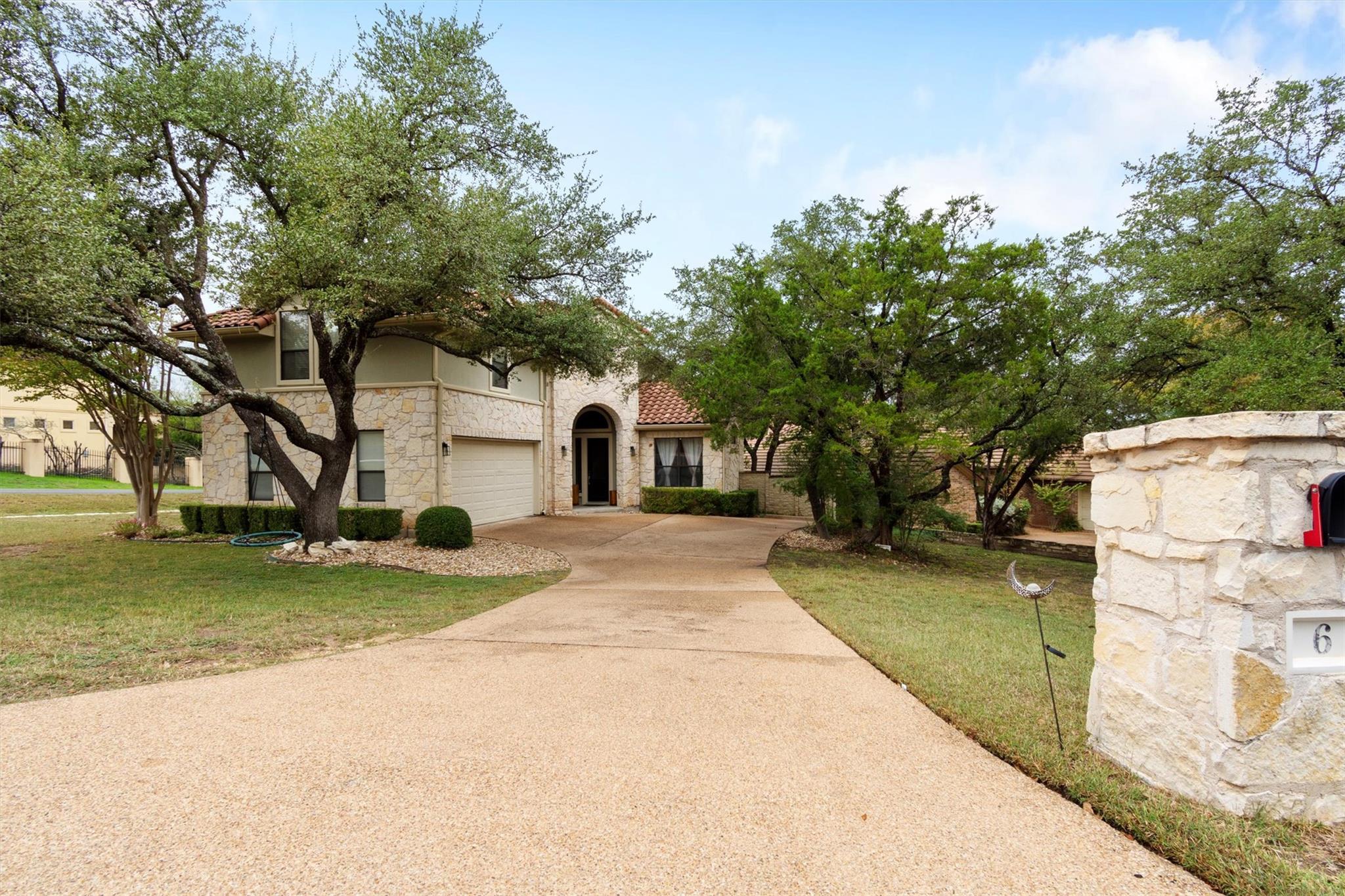 6 Monarch Oaks LN, The Hills, TX 78738