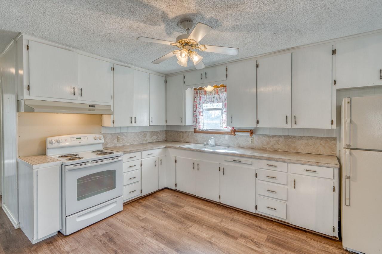 605 W Ash DR, Johnson City, TX 78636