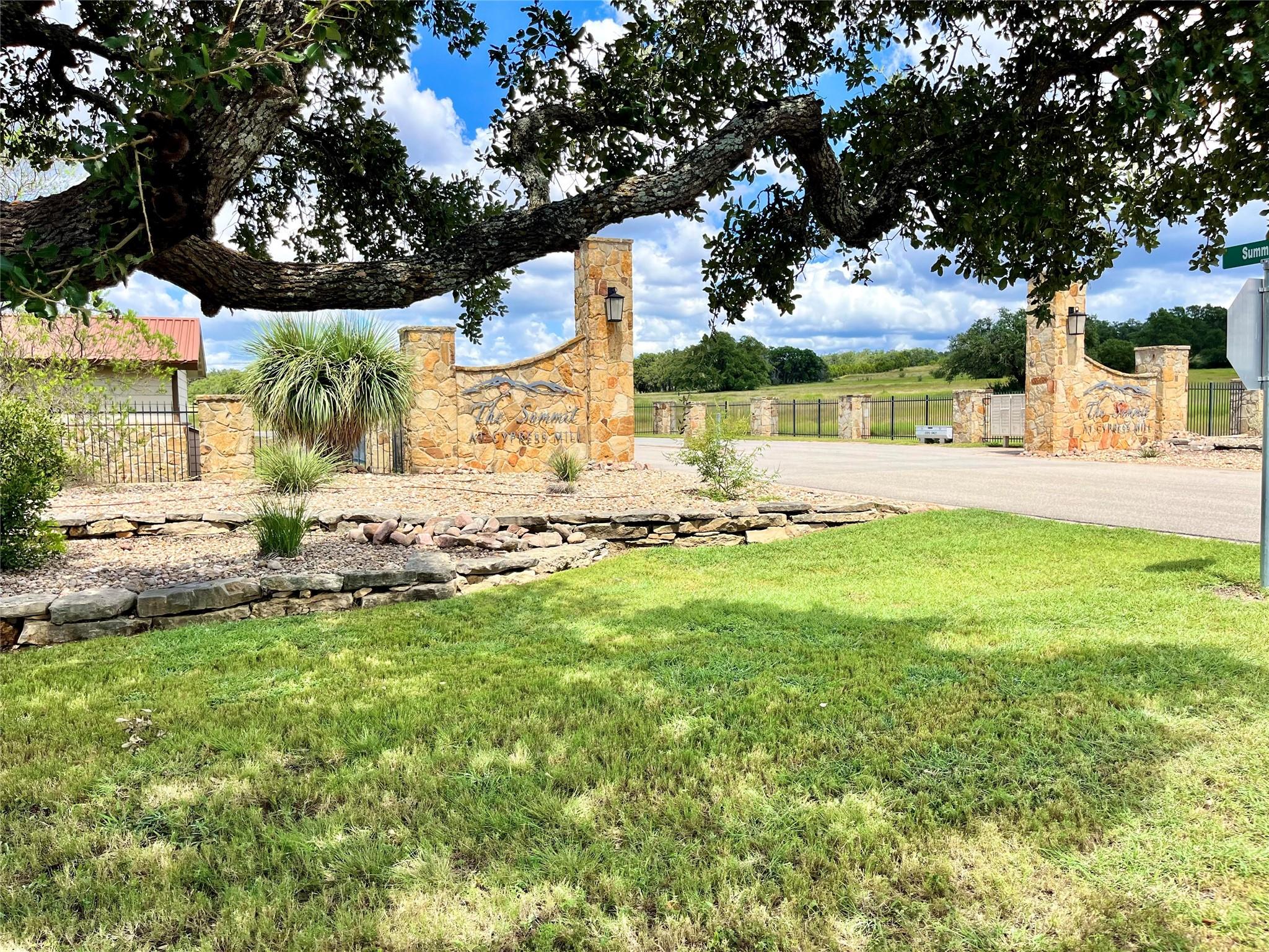 97 Summit Ridge TRL, Johnson City, TX 78636
