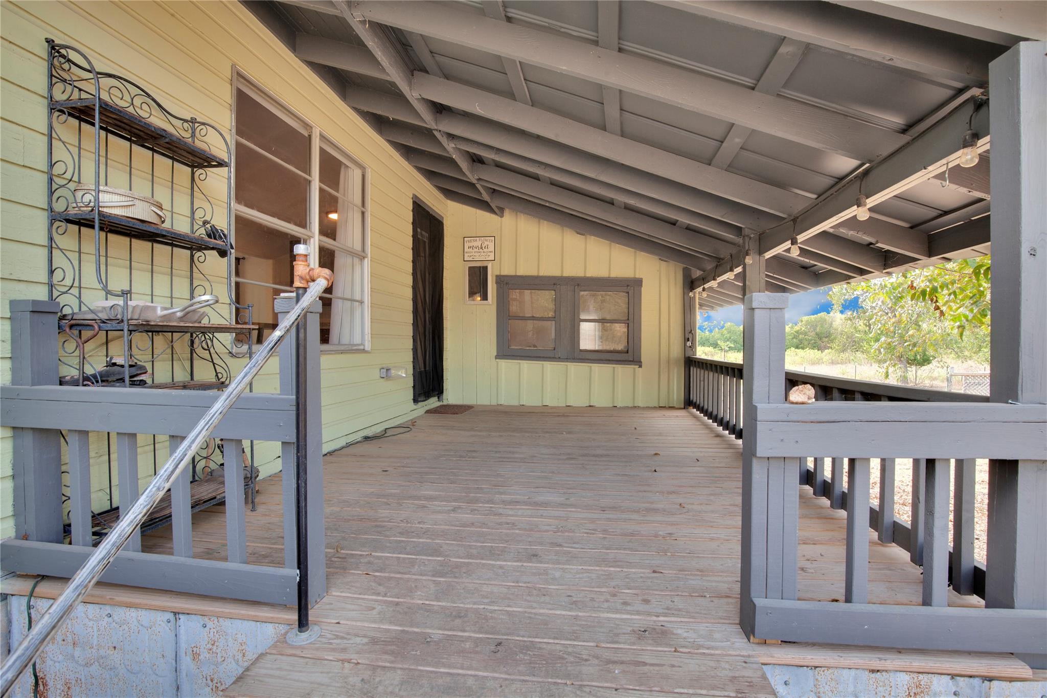 1607 E 4th ST, Taylor, TX 76574