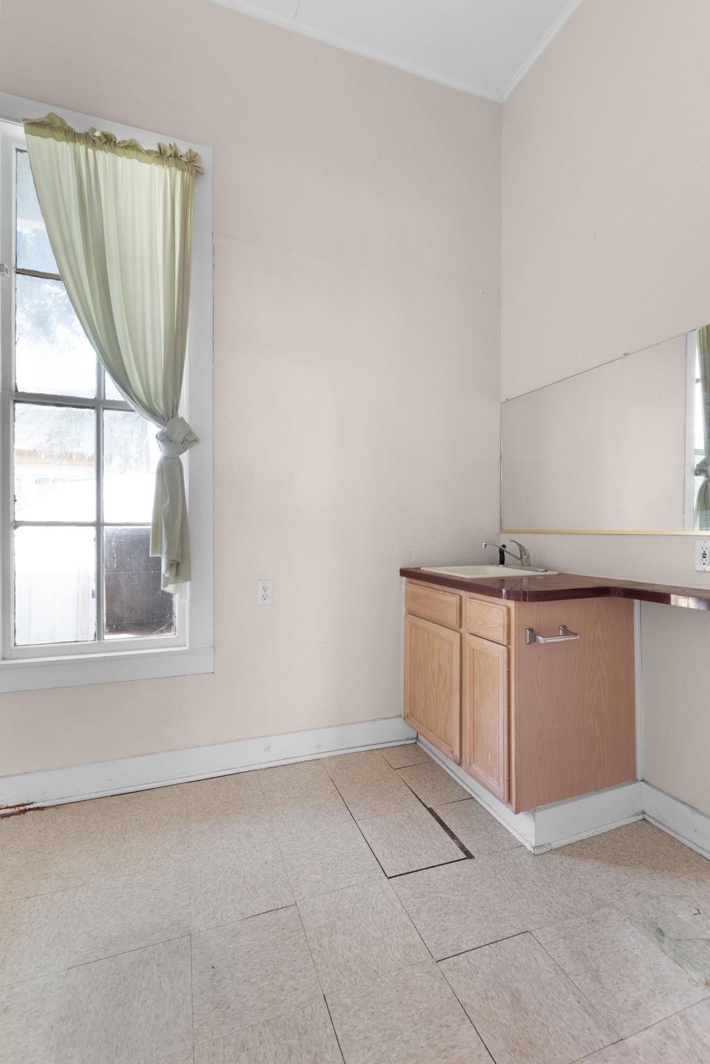 107 W 5th ST, Lampasas, TX 76550