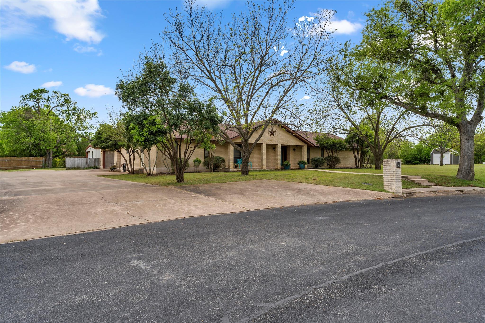 217 Corder LN, Burnet, TX 78611