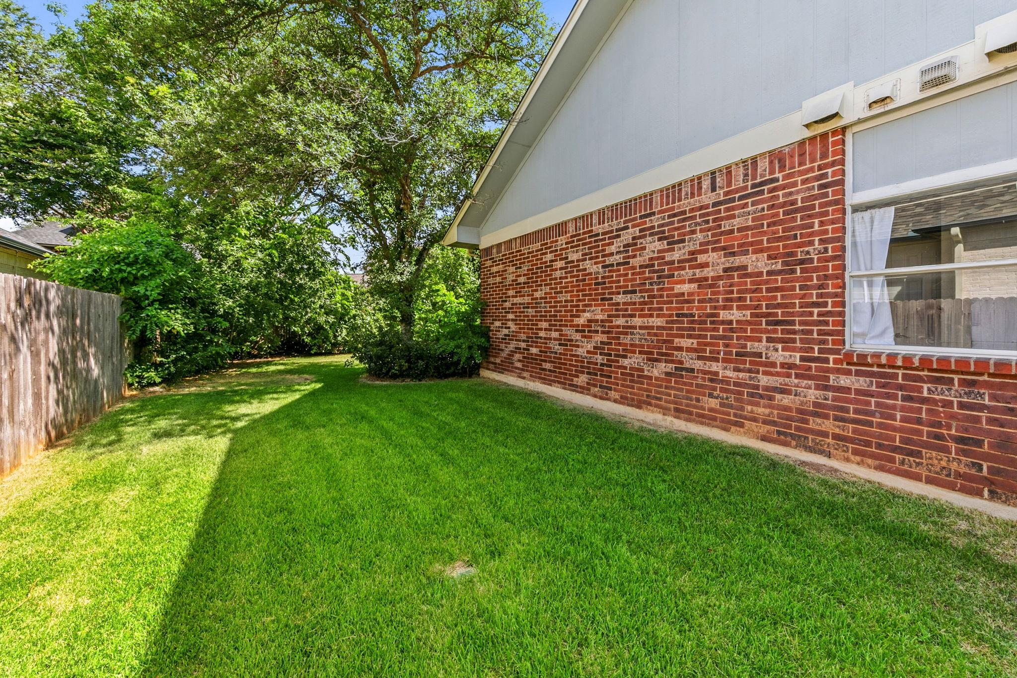 2402 Sparrow DR, Round Rock, TX 78681