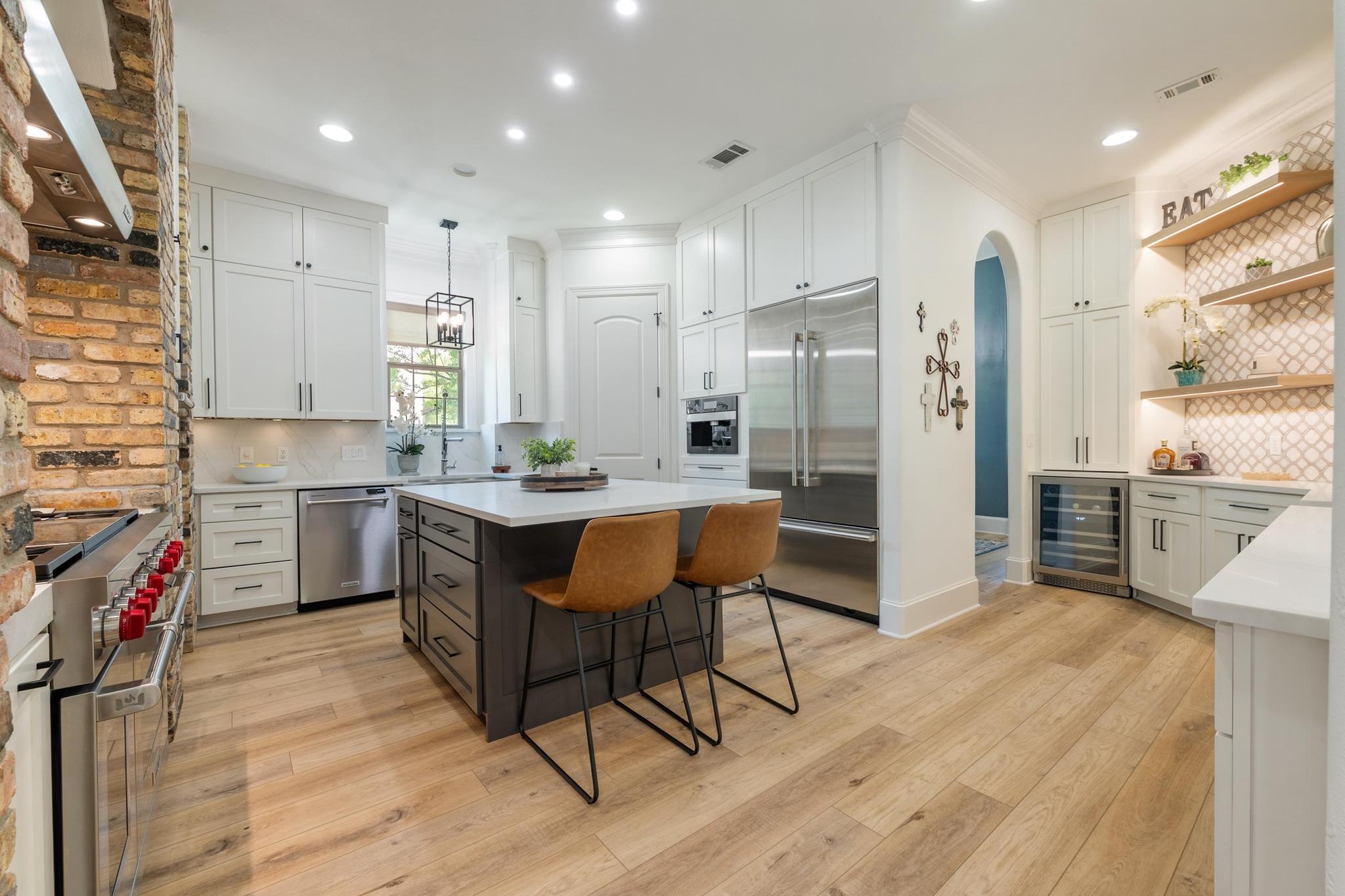 7 Sunview RD, The Hills, TX 78738