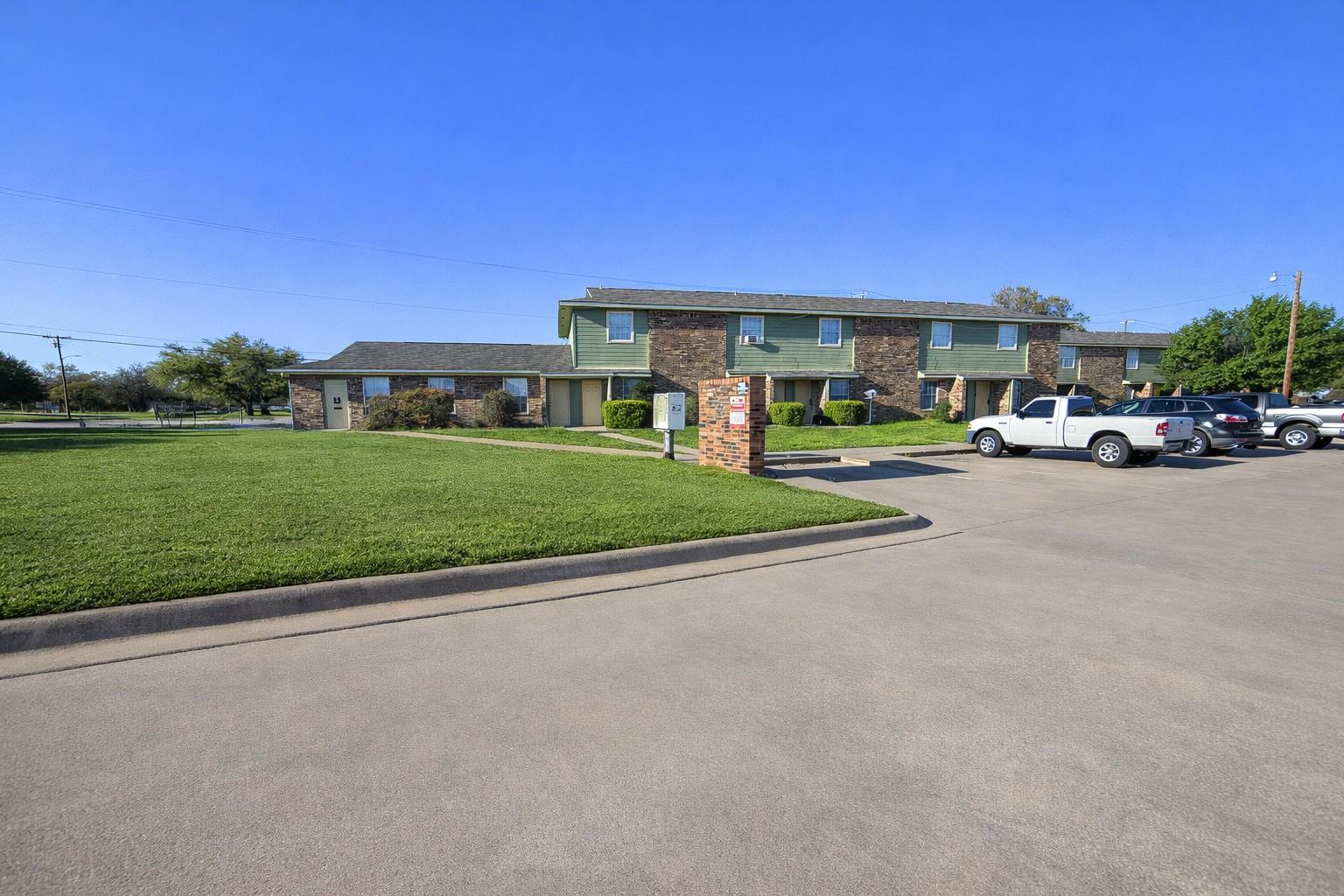 300 Meadow DR, Rockdale, TX 76567