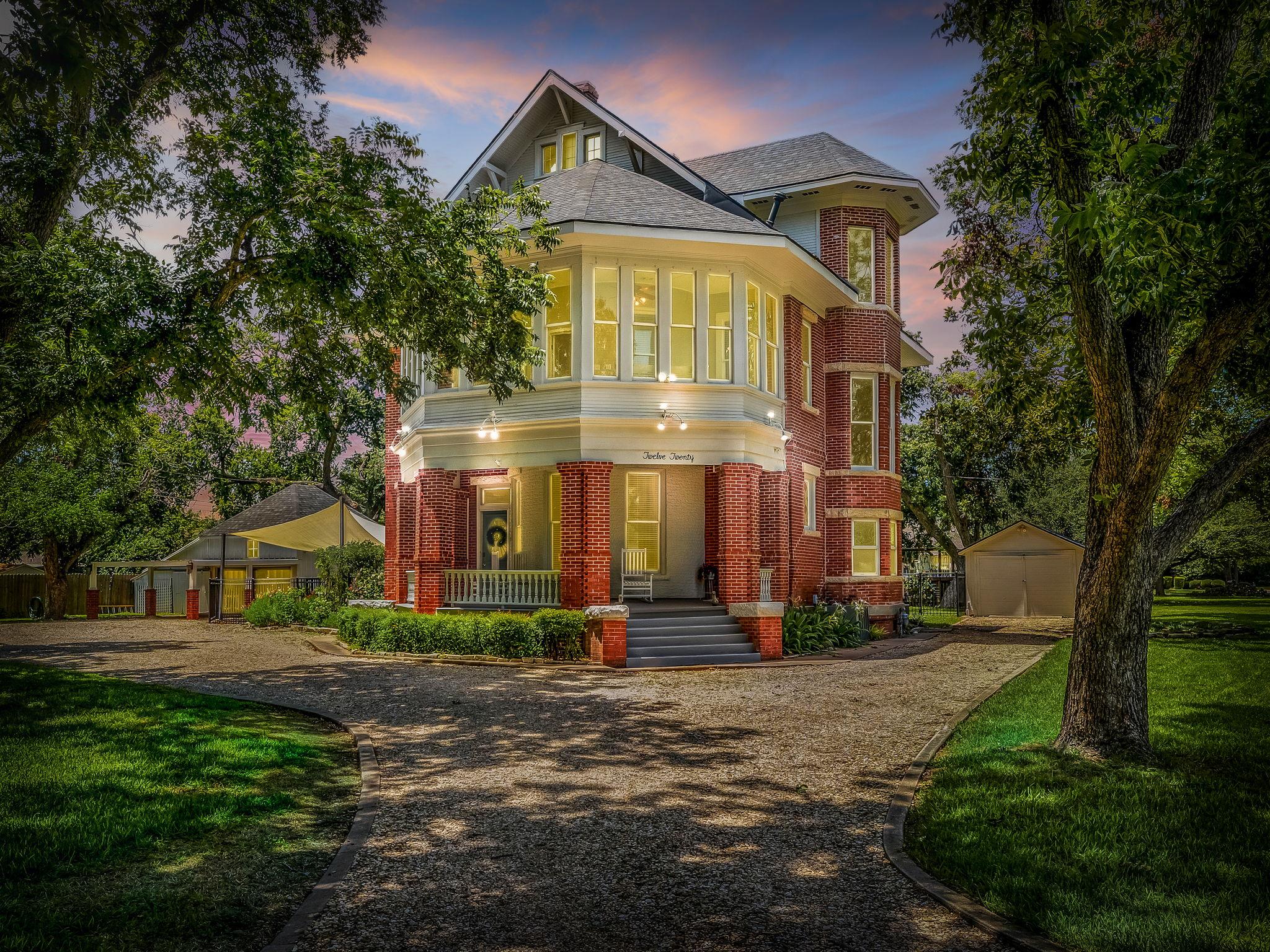 1220 W Lake DR, Taylor, TX 76574
