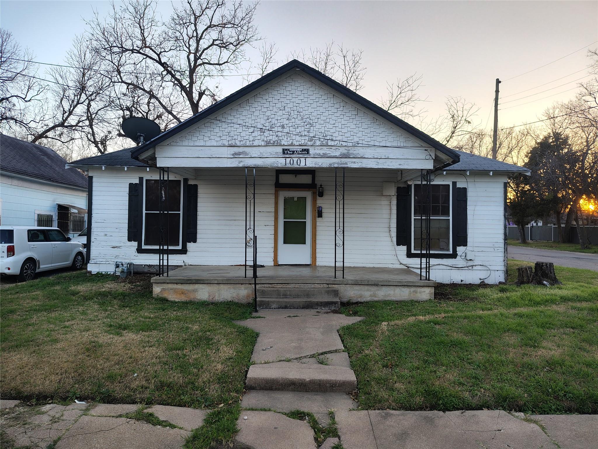 1001 S 16th ST, Waco, TX 76706