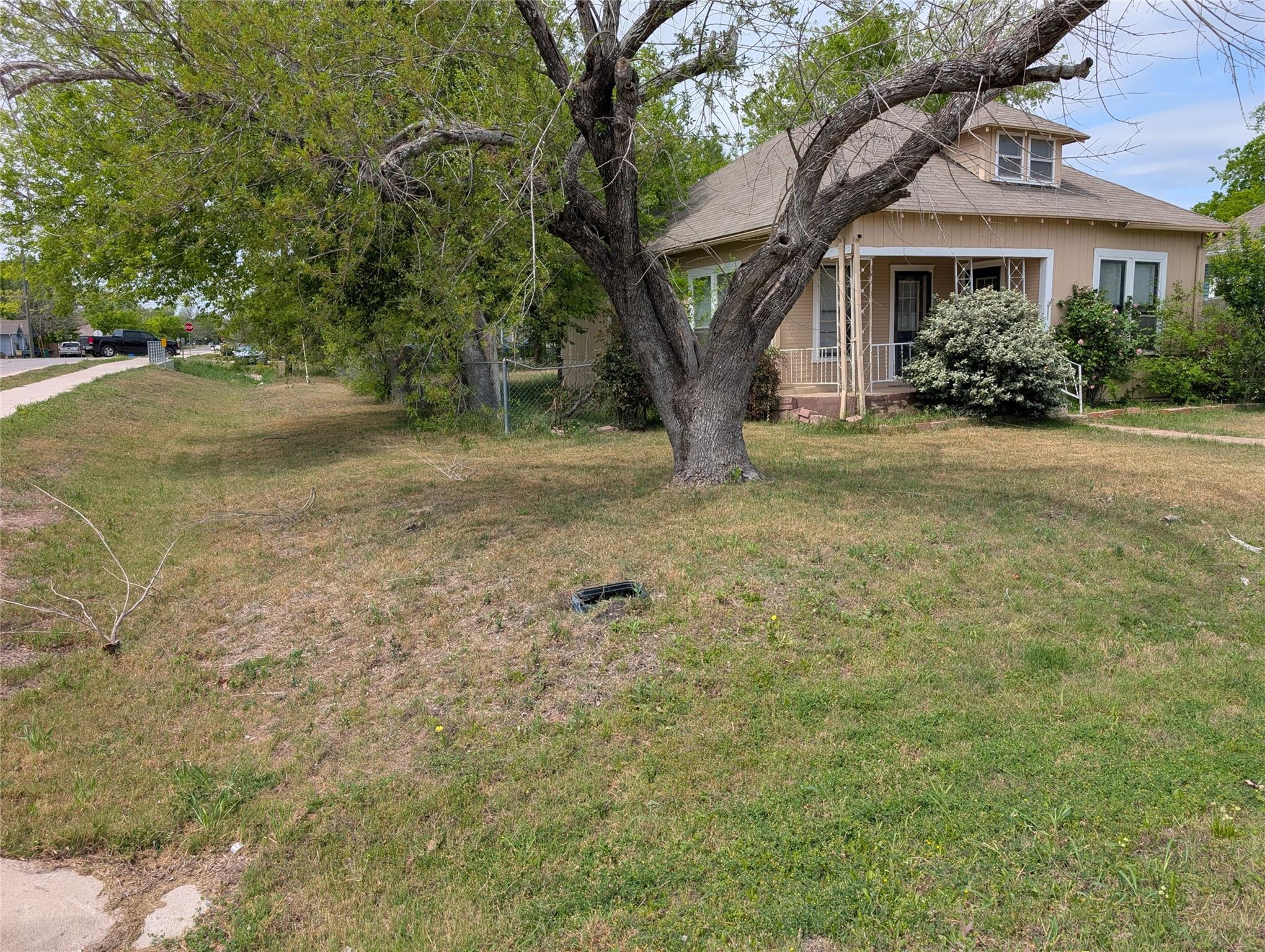 301 Park ST, Taylor, TX 76574