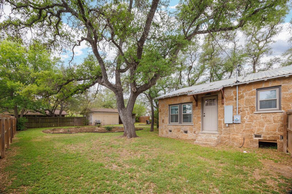 205 Old Austin Hw, Johnson City, TX 78636