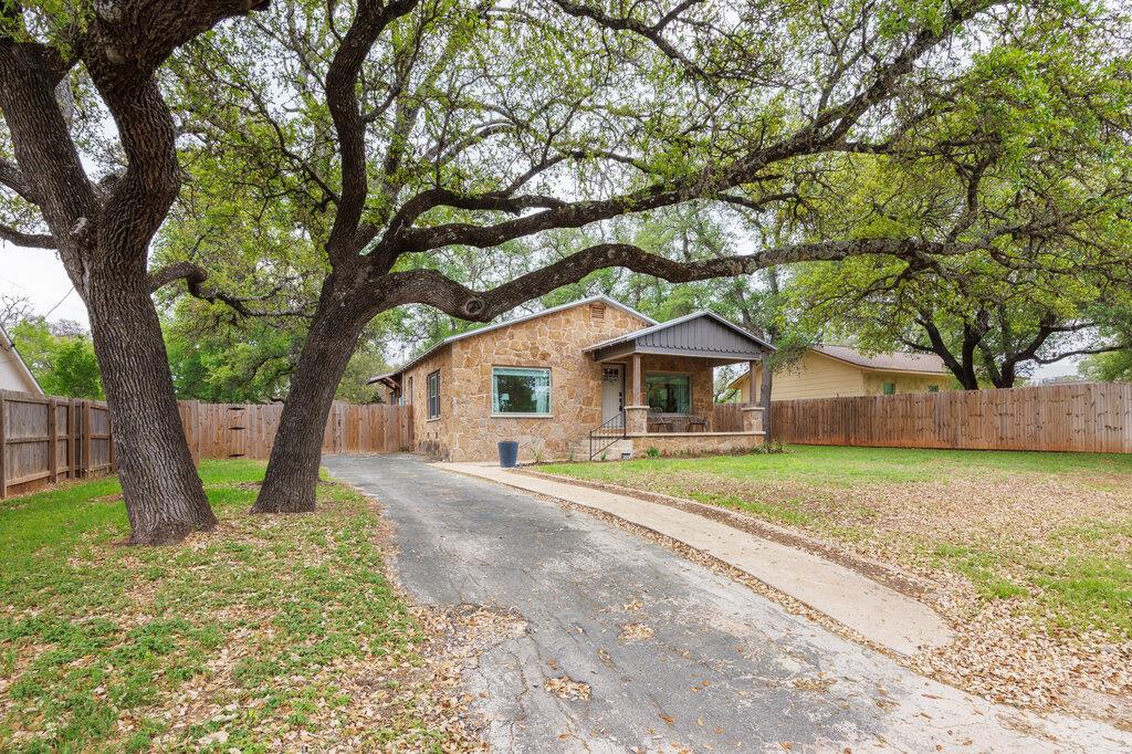 205 Old Austin Hw, Johnson City, TX 78636