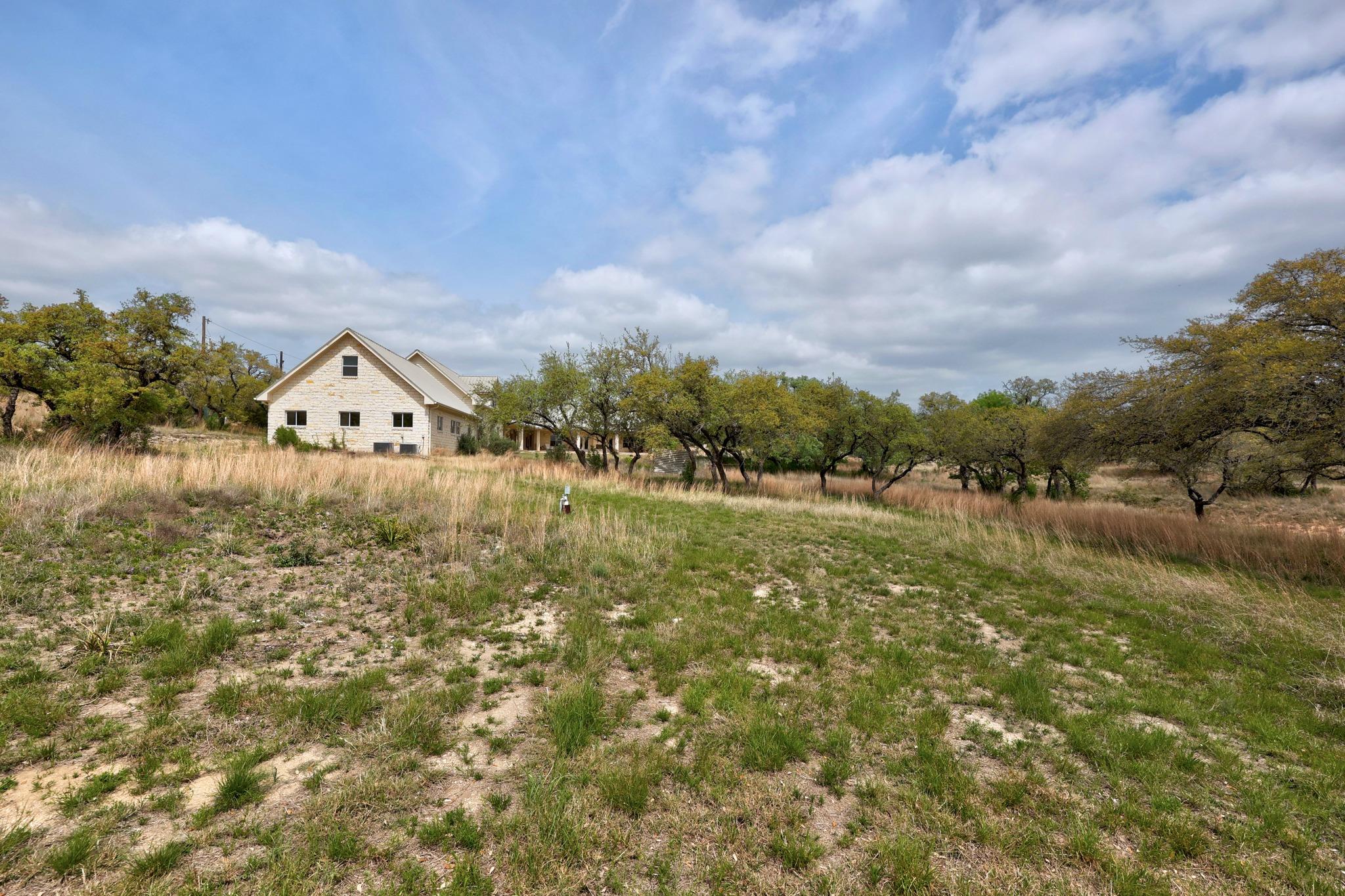 301 Hall LN, Spicewood, TX 78669