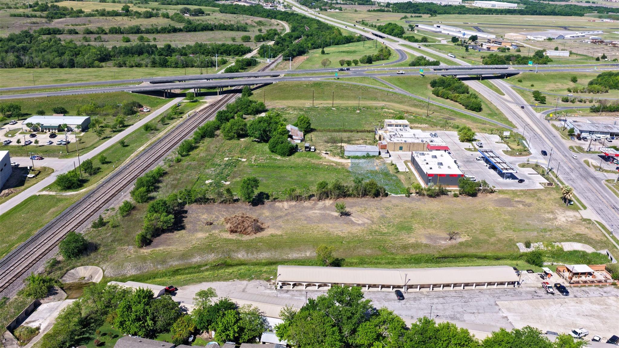 2215 W 2nd ST W, Taylor, TX 76574