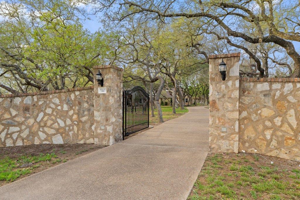 999 Enchanted Oaks DR, Driftwood, TX 78619