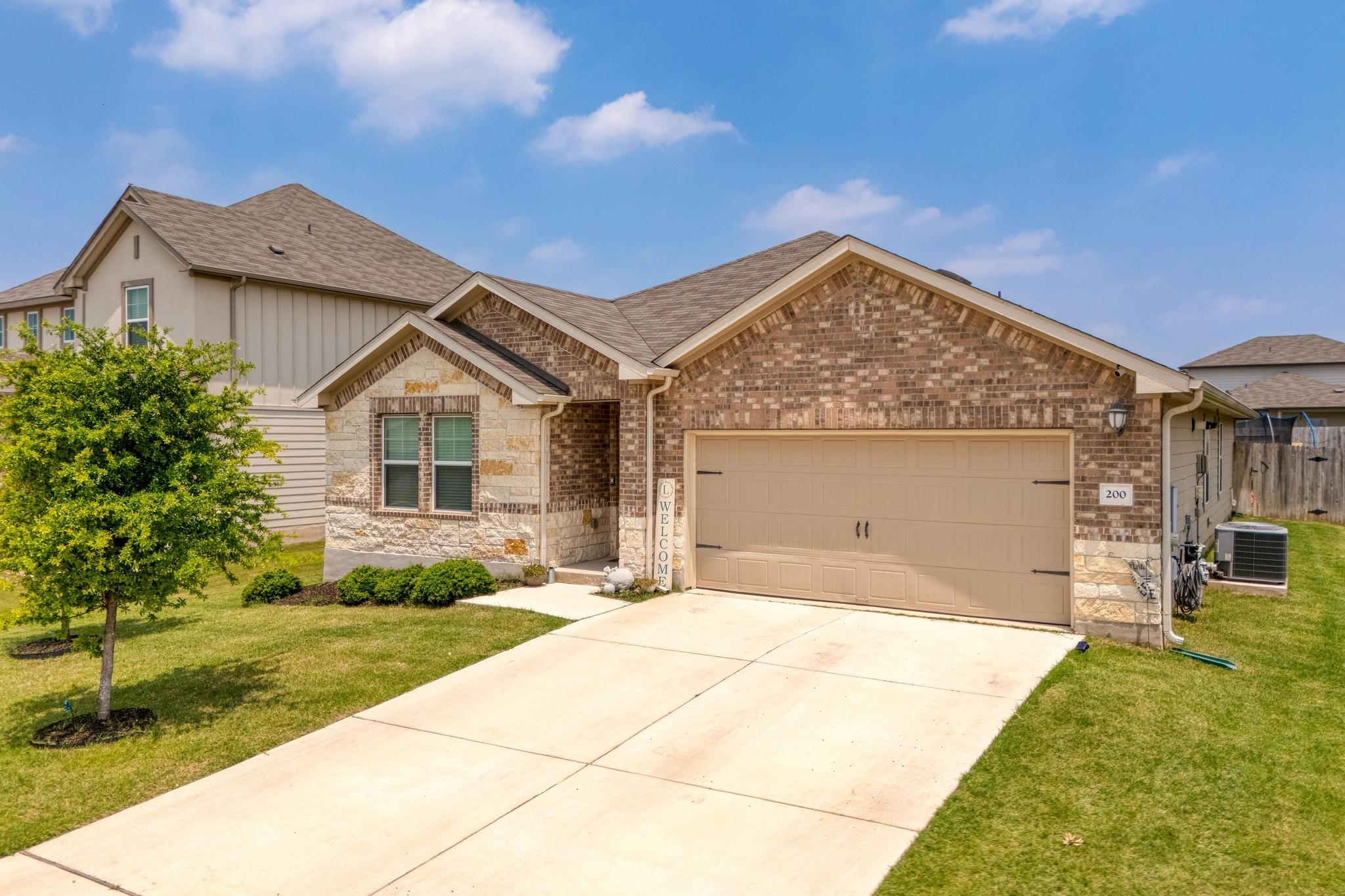 200 Waterway Ave, Hutto, TX 78634