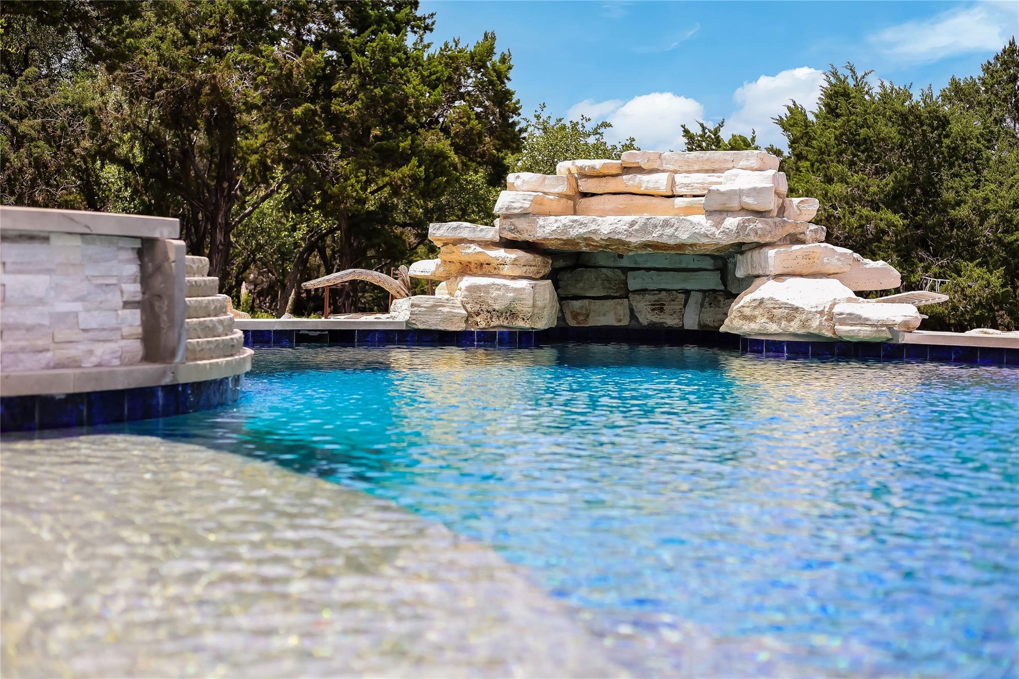 7710 Ladera TRL, Jonestown, TX 78645