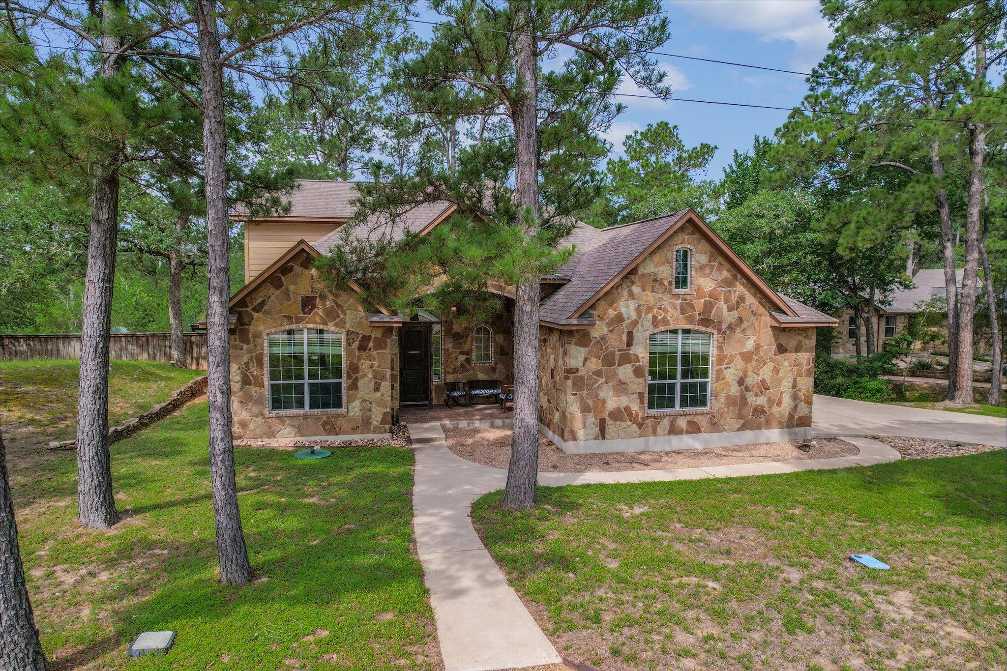 344 Tahitian DR, Bastrop, TX 78602