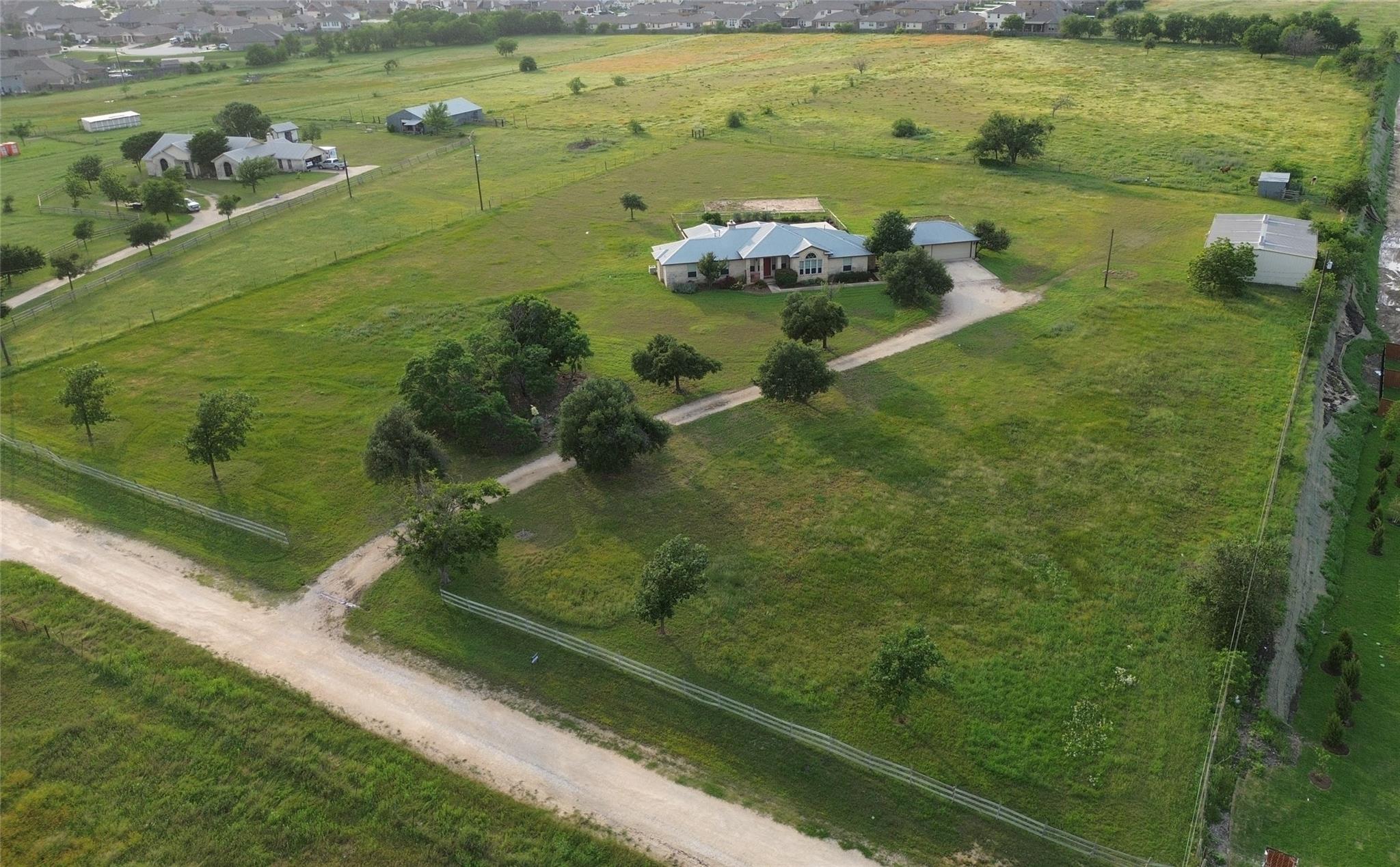 400 Hyview LN, Hutto, TX 78634