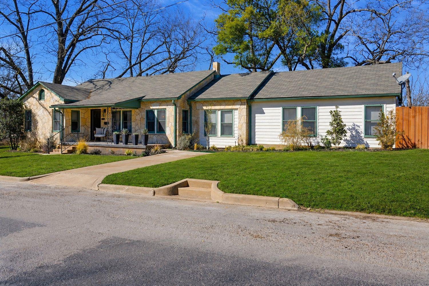 502 N Orange ST, Fredericksburg, TX 78624