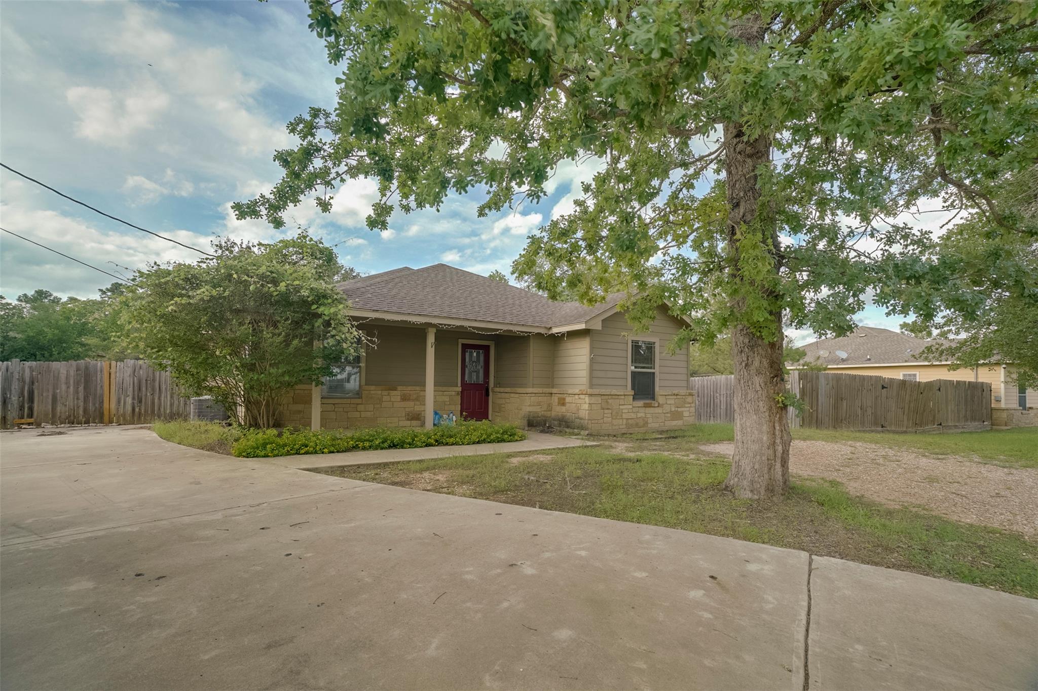 324 Kaanapali LN, Bastrop, TX 78602