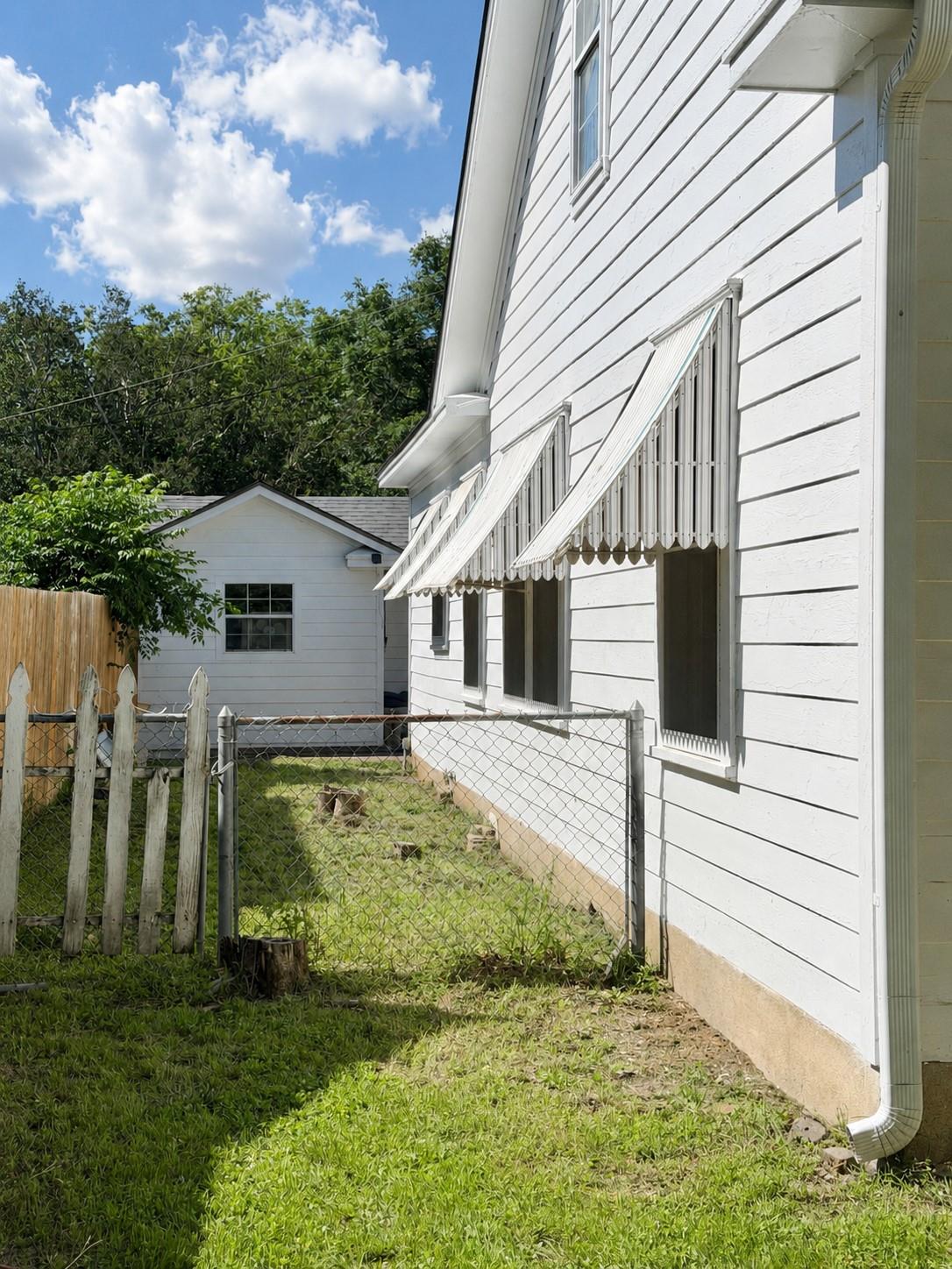 706 W 11th ST, Taylor, TX 76574