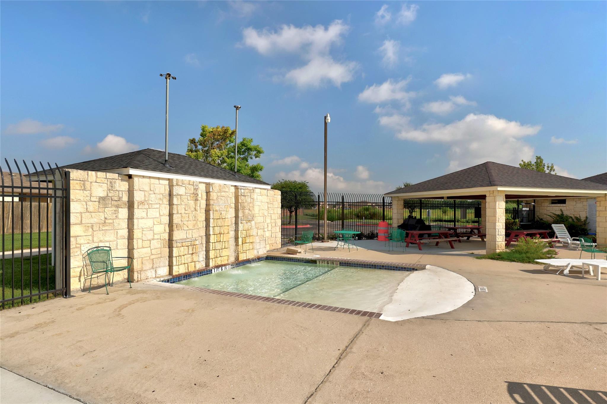 125 Bayliss ST, Hutto, TX 78634