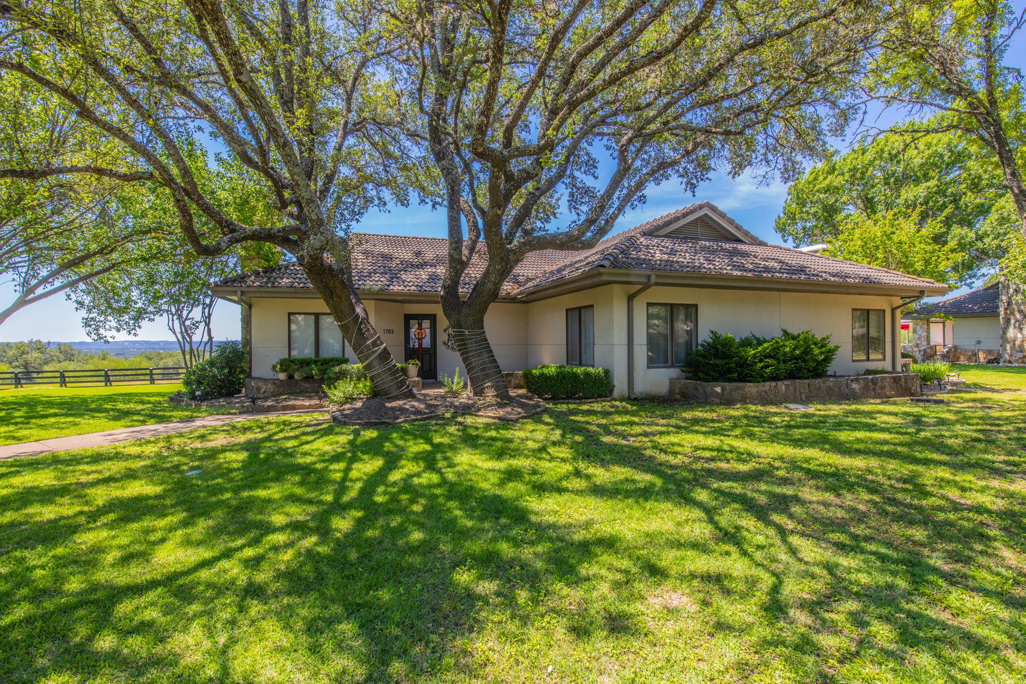 1703 Clubhouse Hill DR, Spicewood, TX 78669