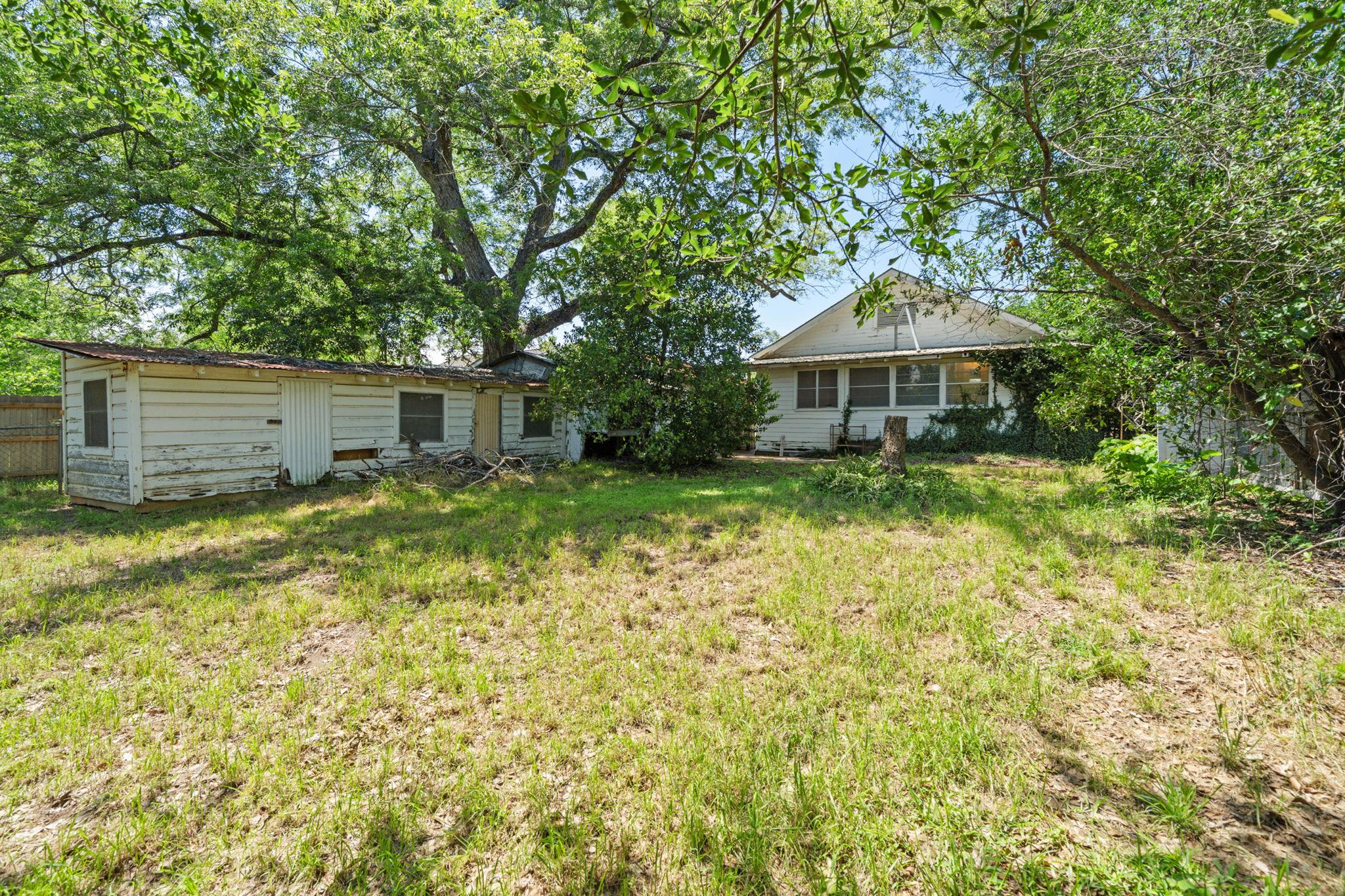 619 W Bell Ave, Rockdale, TX 76567