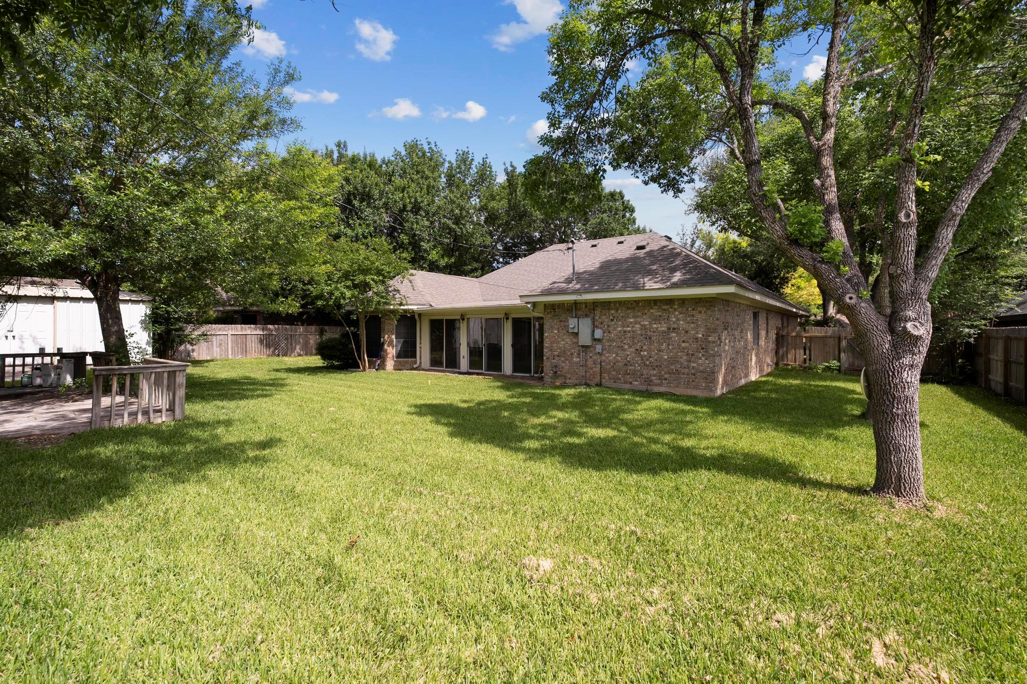 1906 Meadow Ridge DR, Taylor, TX 76574
