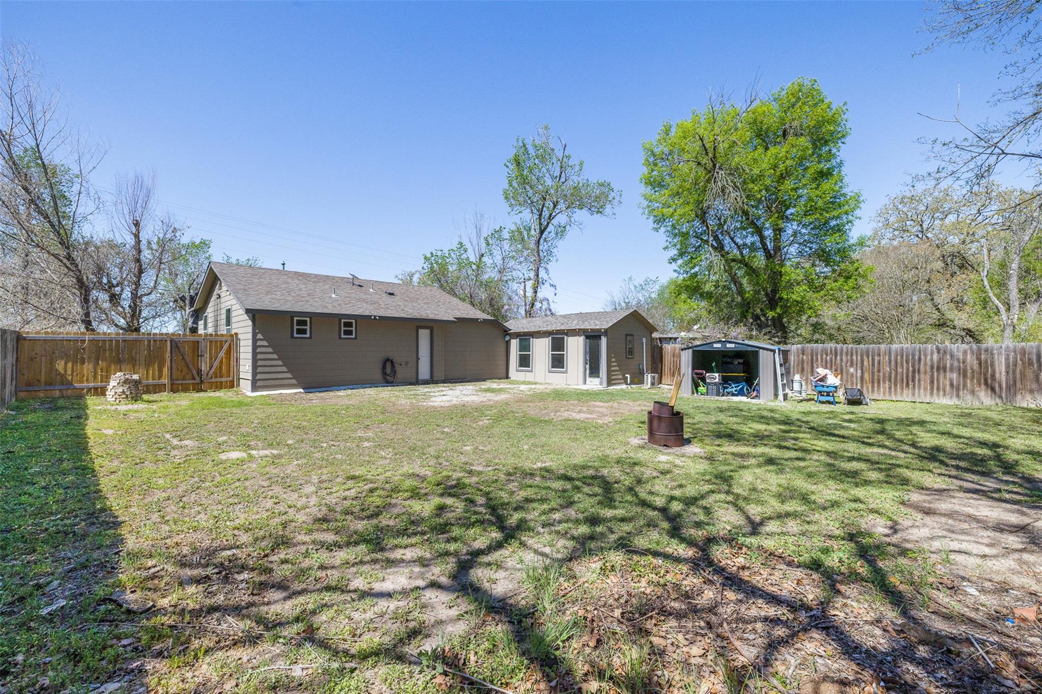 823 Hickory ST, Rockdale, TX 76567