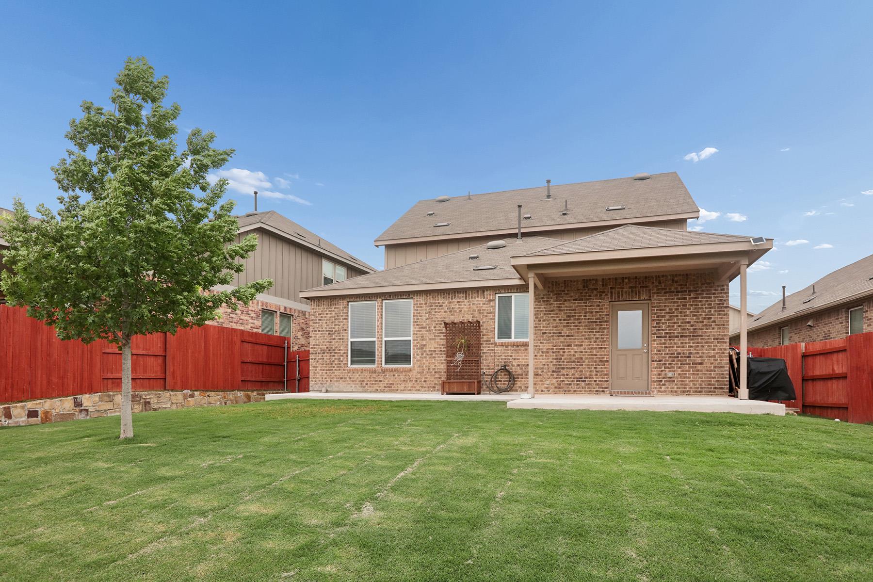160 Sweetleaf DR, Buda, TX 78610