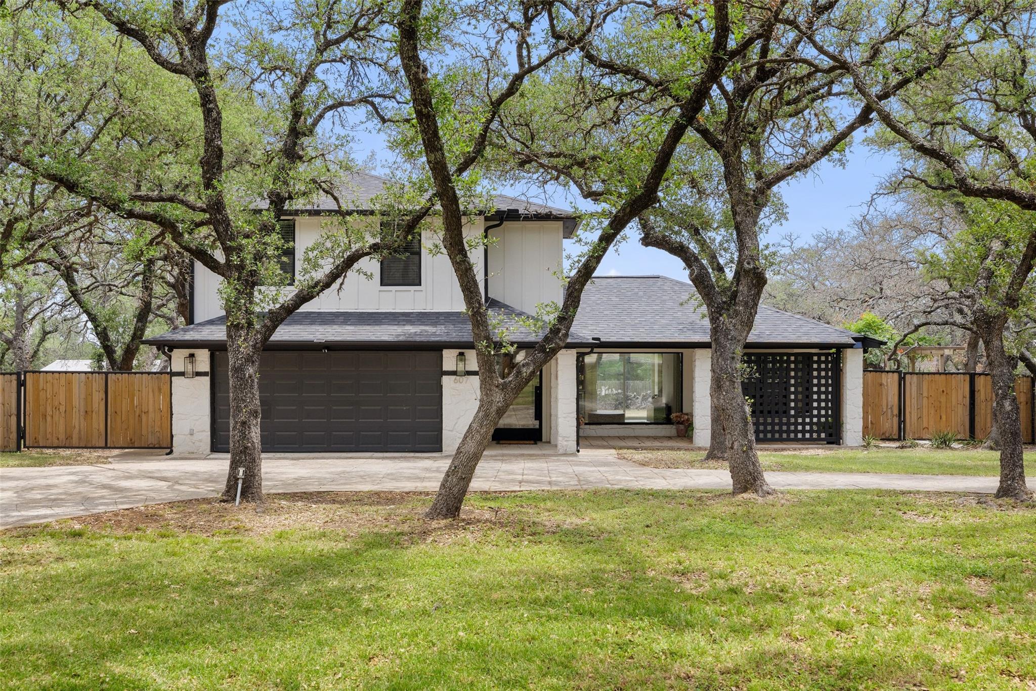 607 Liveoak DR, Johnson City, TX 78636
