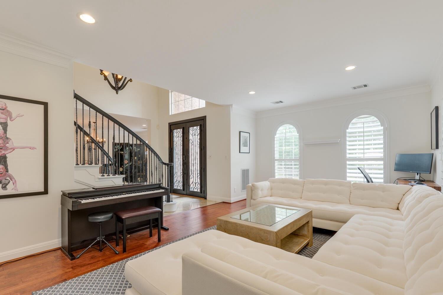 14 Torrington LN, The Hills, TX 78738