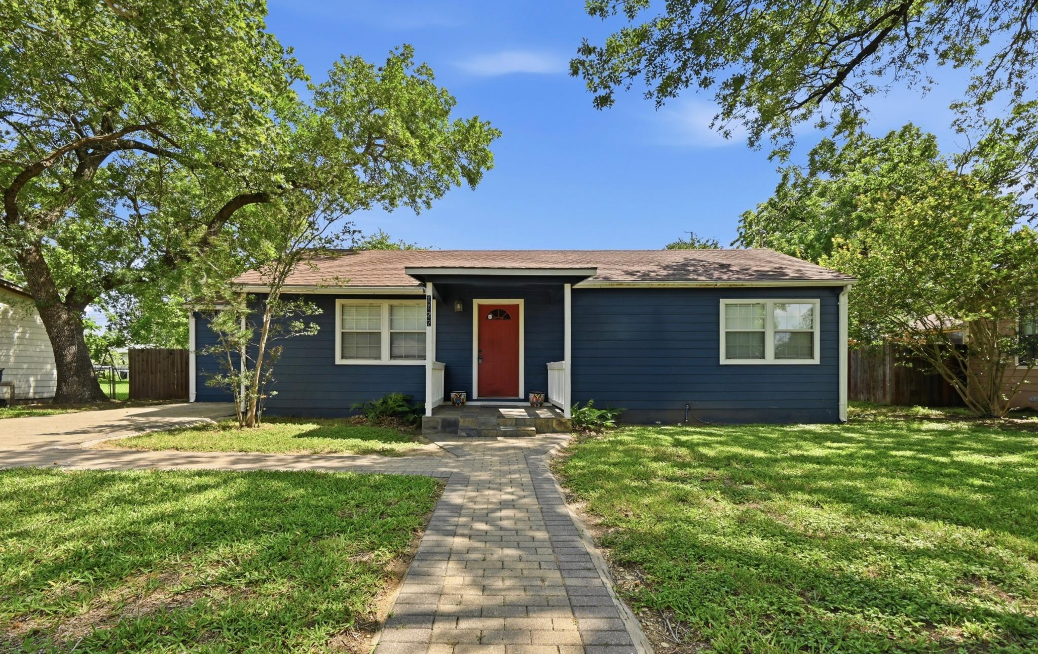 1127 Parr ST, Luling, TX 78648