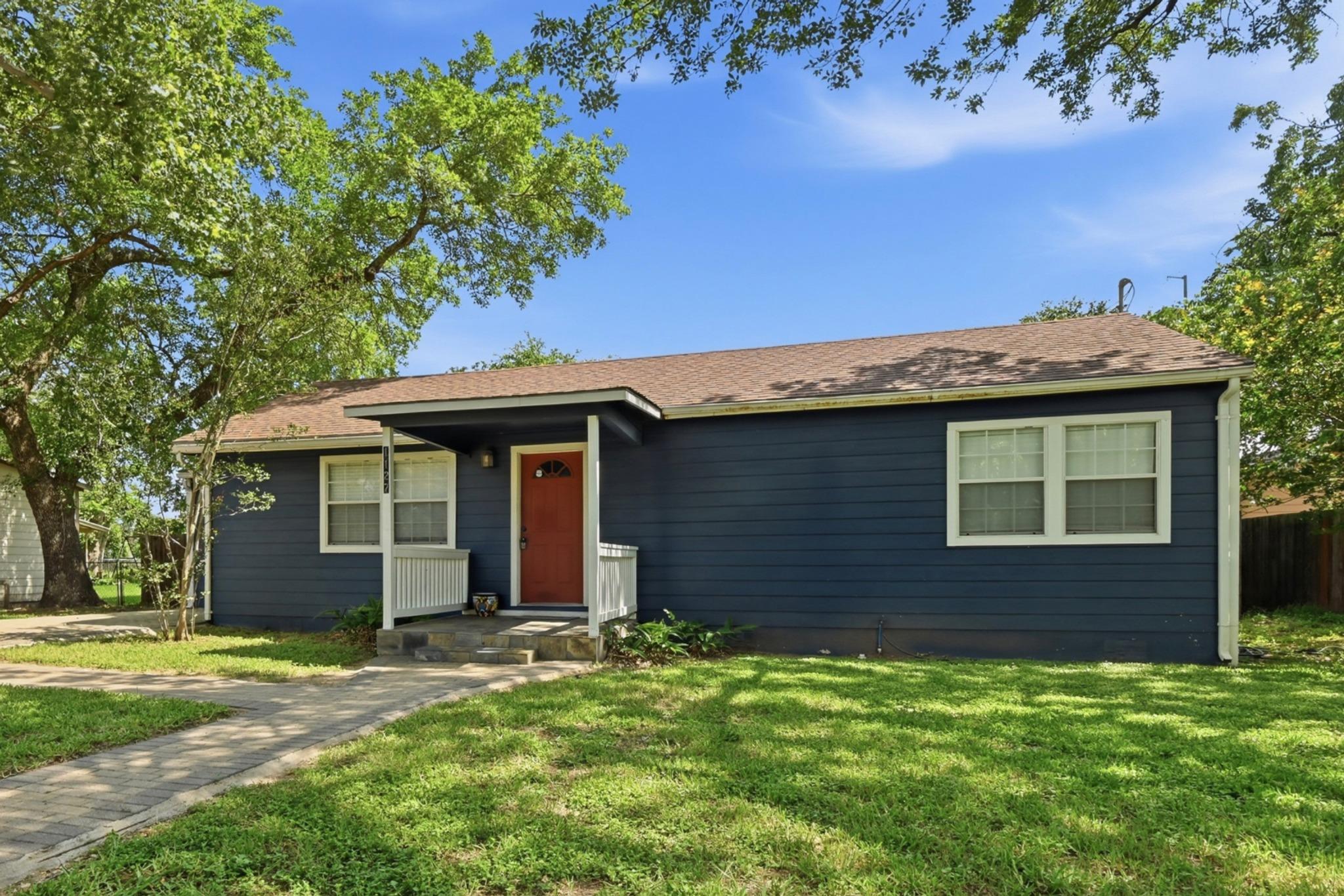 1127 Parr ST, Luling, TX 78648