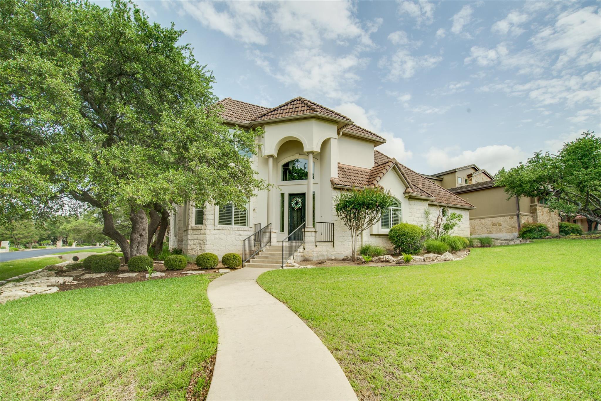 18 Glenway DR, The Hills, TX 78738