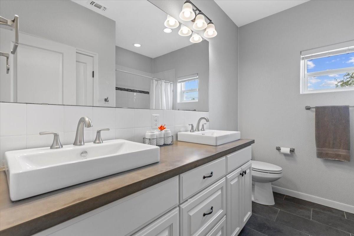 1883 Watterson RD, Red Rock, TX 78662