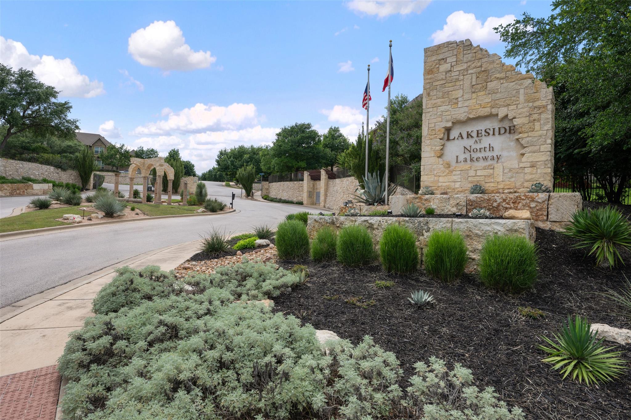 215 Lake Como DR, Lakeway, TX 78734
