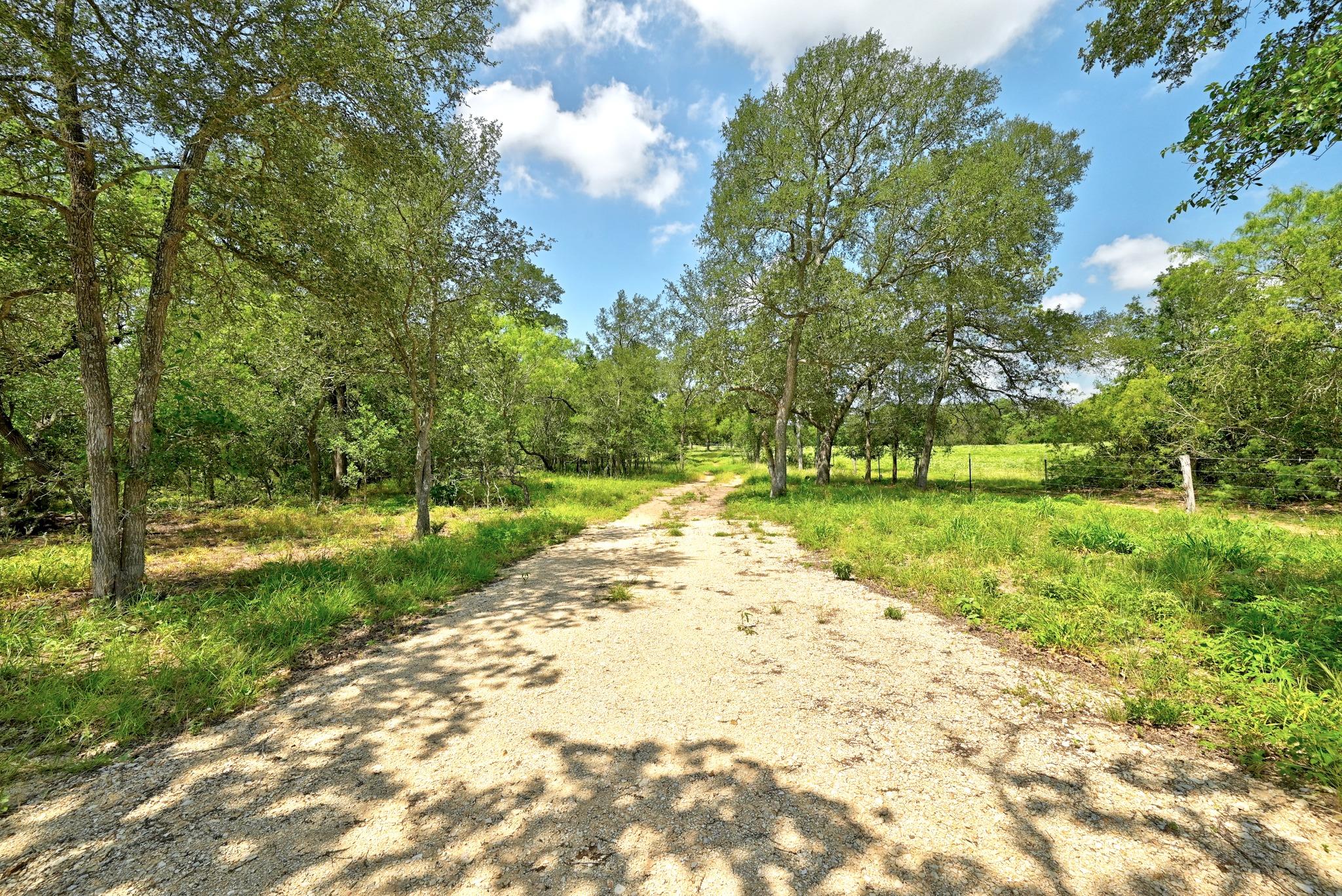 544 Coastal LN, Luling, TX 78648
