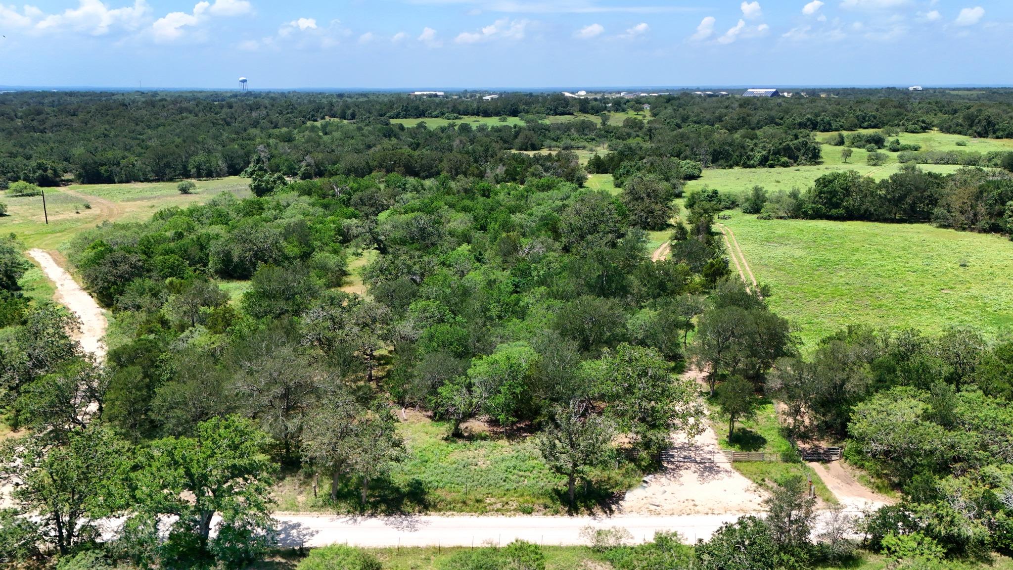 544 Coastal LN, Luling, TX 78648