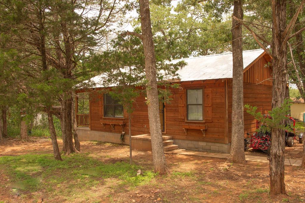 200 Arrowhead DR, Smithville, TX 78957