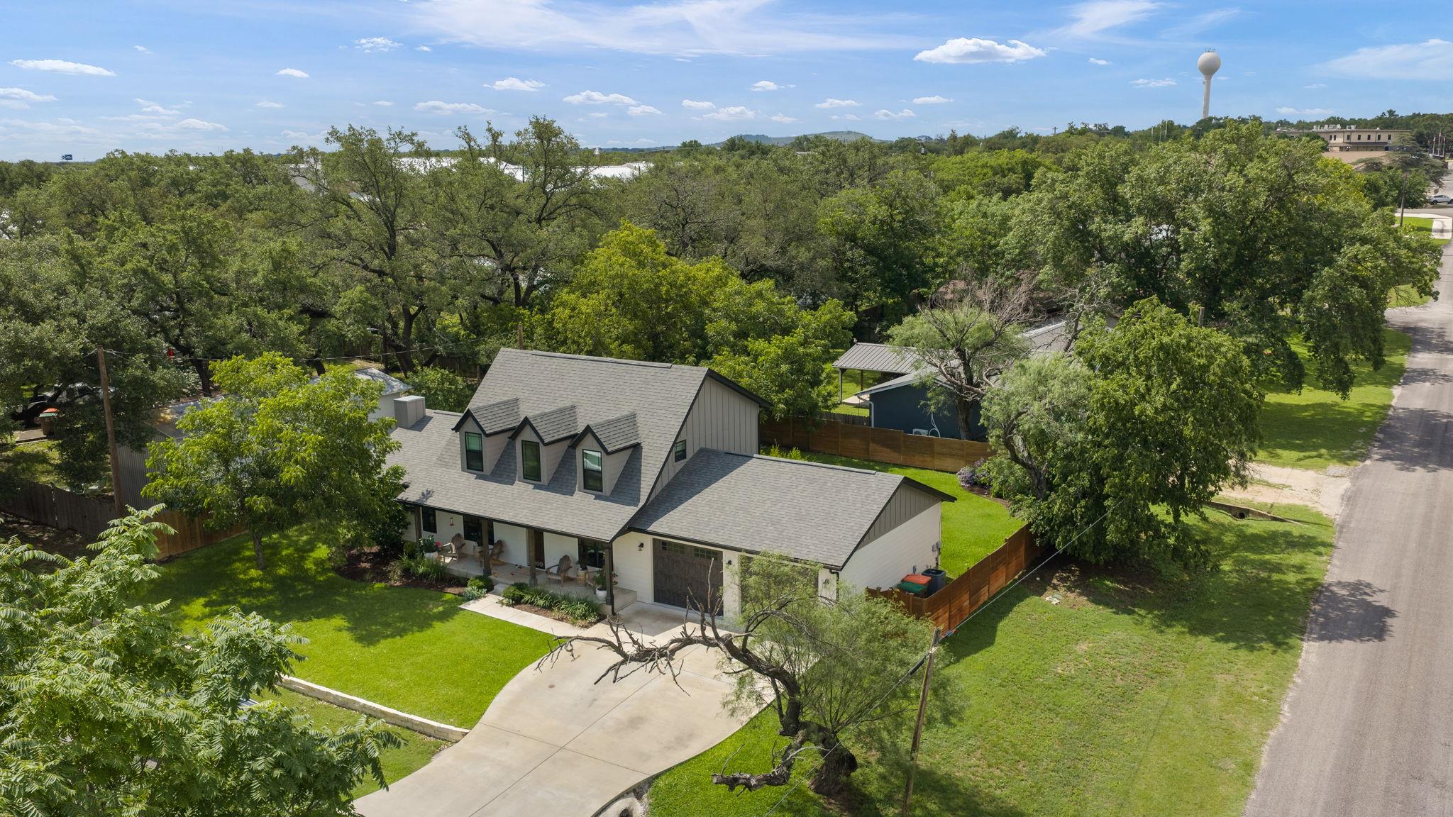 300 E Bluebonnet LN, Johnson City, TX 78636
