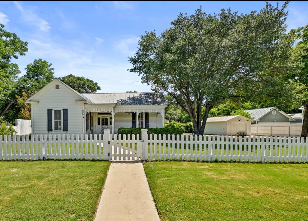 410 E Schubert ST, Fredericksburg, TX 78624