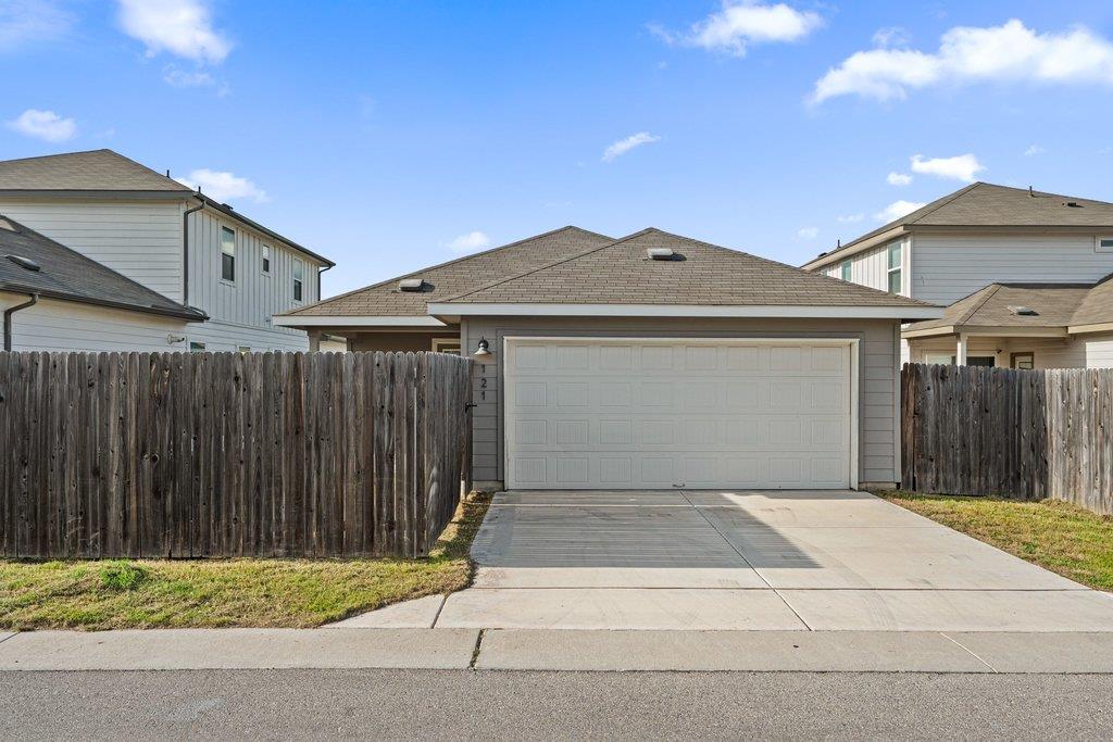 121 Oakdale Meadows LN, Hutto, TX 78634