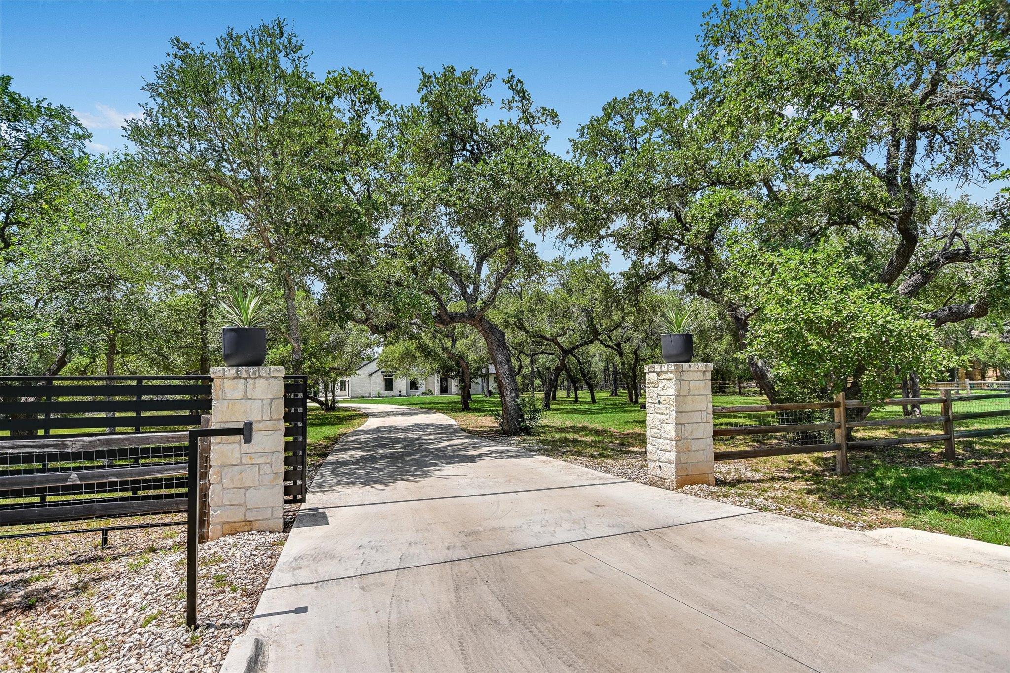 400 Creekside DR, Buda, TX 78610
