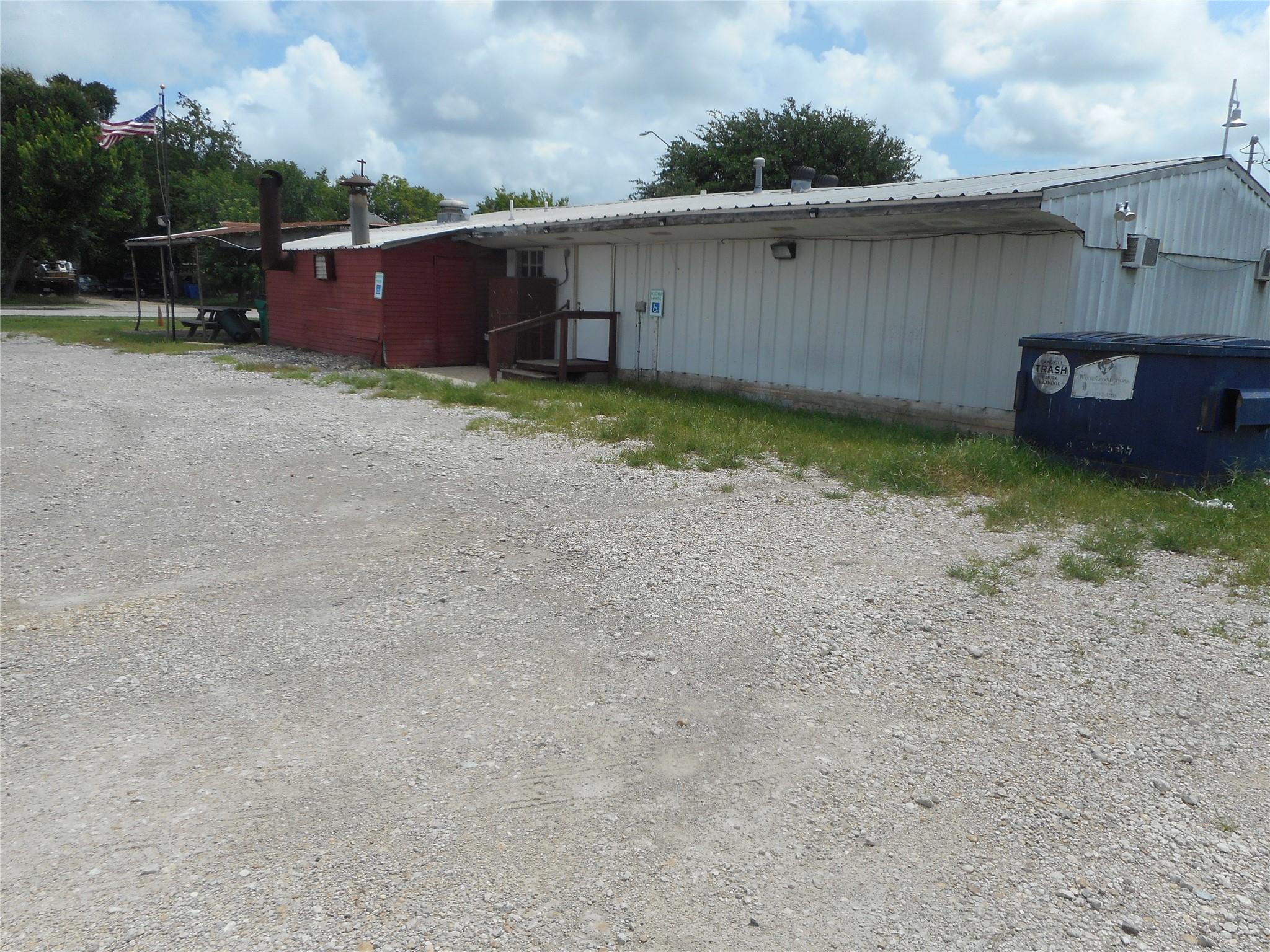 1107 W 2nd ST, Taylor, TX 76574
